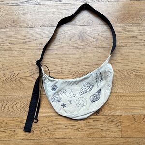 BAGGU Medium Beige Seashell Print Crossbody Bag